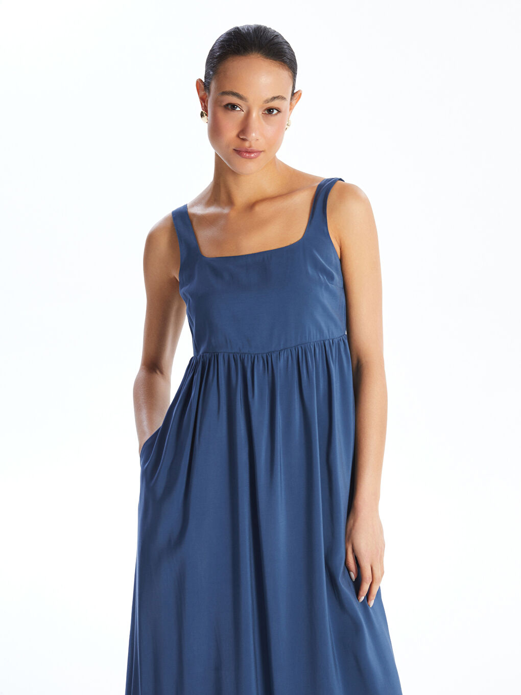 Robe Femme Unie à Fines Bretelles avec Col Carré-1