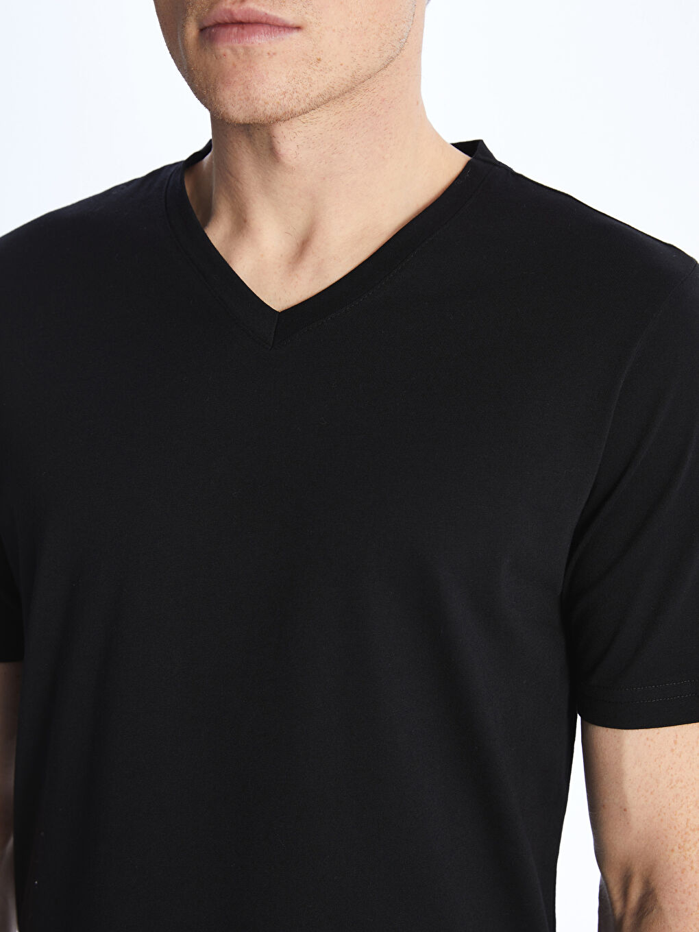 Siyah V Yaka Kısa Kollu Erkek Tişört-3
