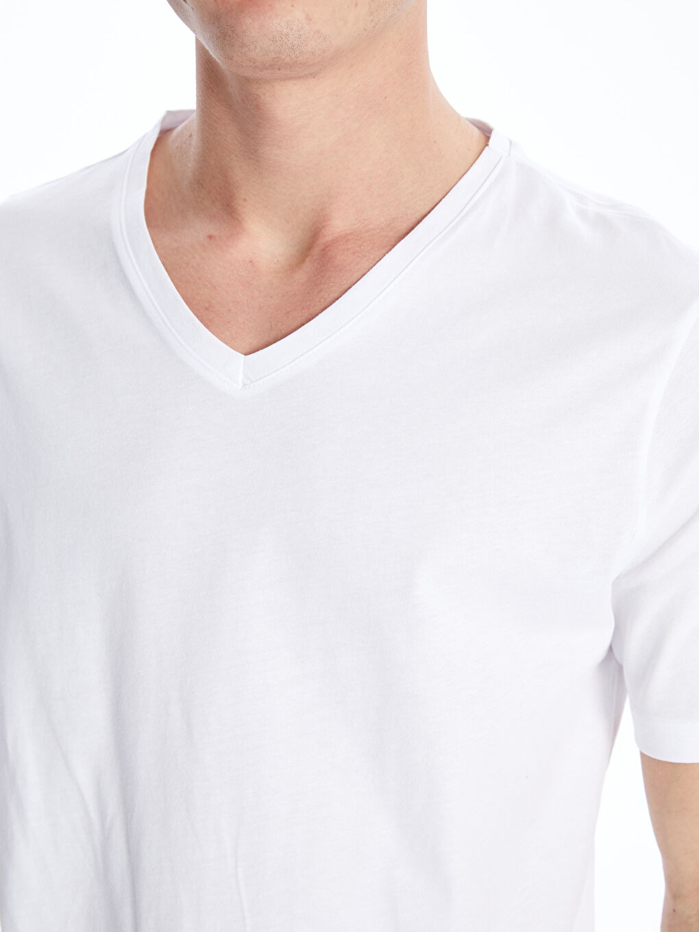 Beyaz V Yaka Kısa Kollu Erkek Tişört-3