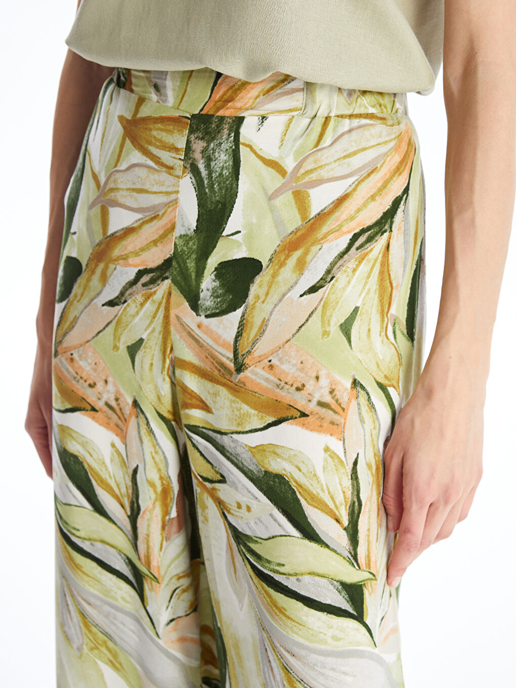 LCWAIKIKI Classic Pantalone palaco za žene sa elastičnim strukom i uzorkom -S4J600Z8-LRR