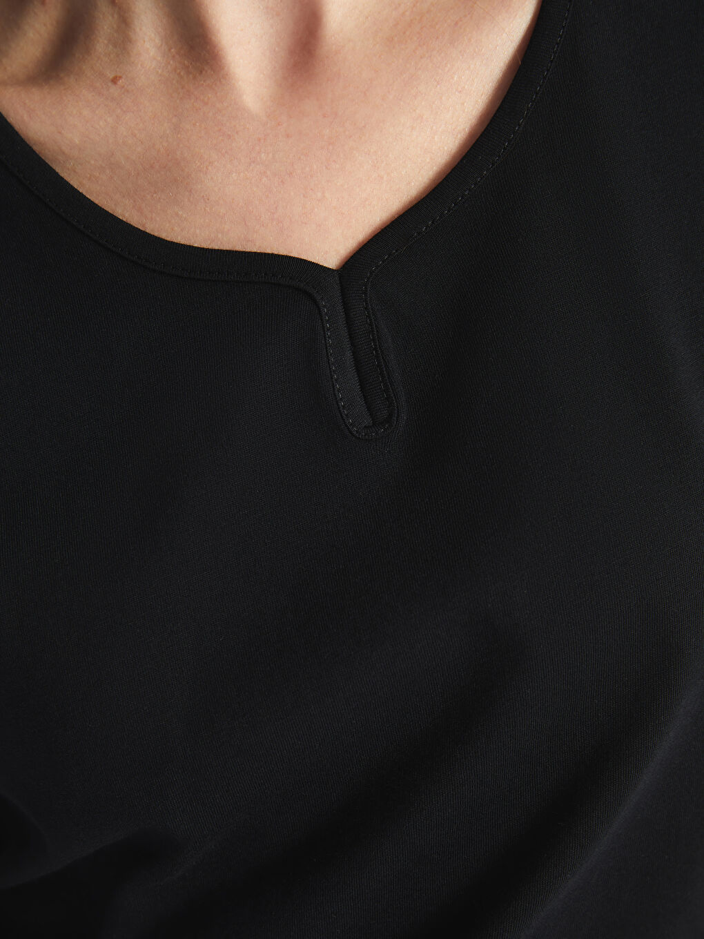 Siyah Bisiklet Yaka Düz Kısa Kollu Kadın Bluz-3