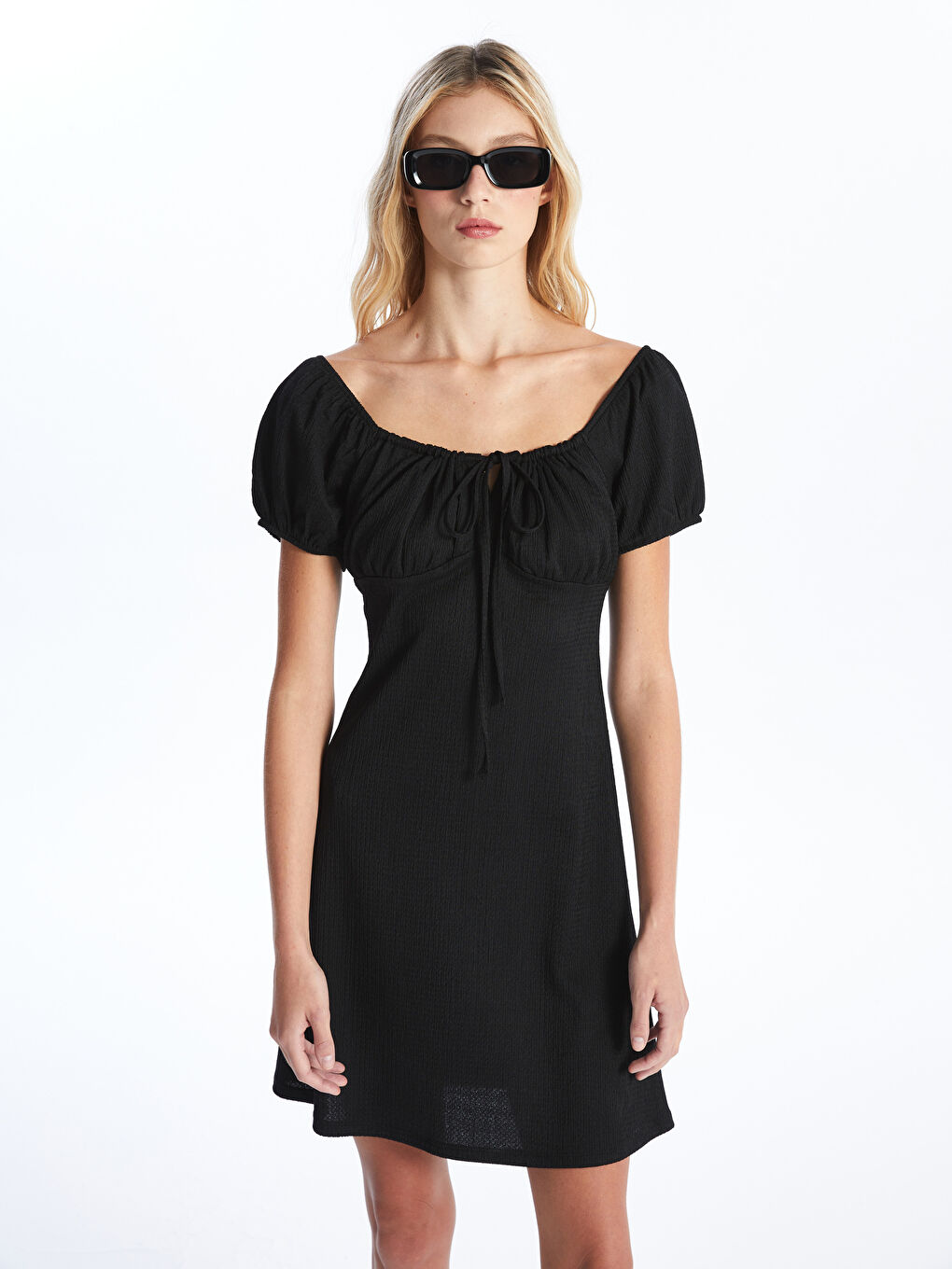 Robe pour Femmes à Encolure Bateau Unie à Manches Courtes-1