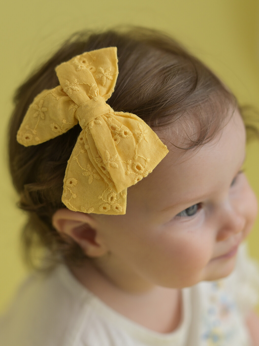 Sarı Fiyonk Detaylı Kız Bebek Toka