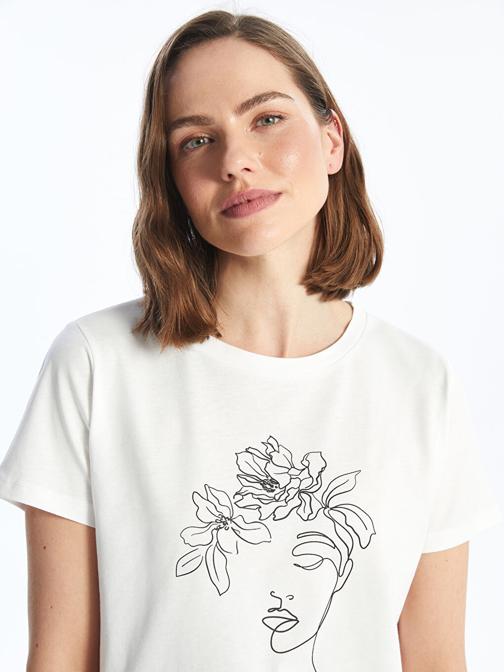 Beyaz Bisiklet Yaka Baskılı Kısa Kollu Kadın Tişört