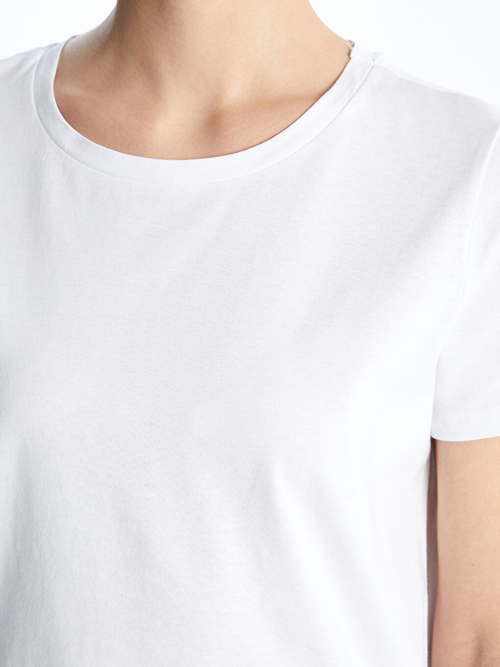 Beyaz Bisiklet Yaka Düz Kısa Kollu Kadın Tişört-3