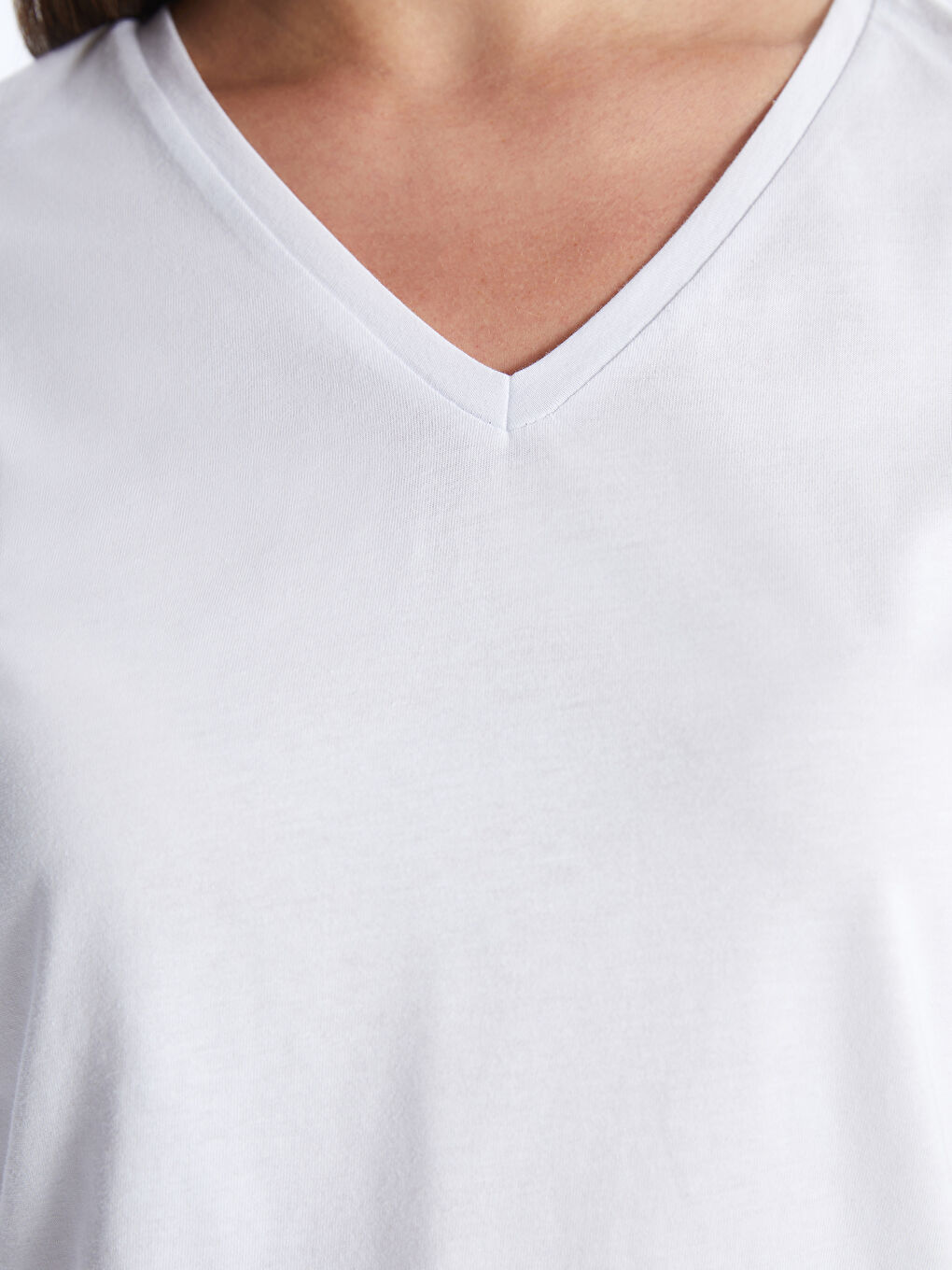 Beyaz V Yaka Düz Kısa Kollu Kadın Tişört-3