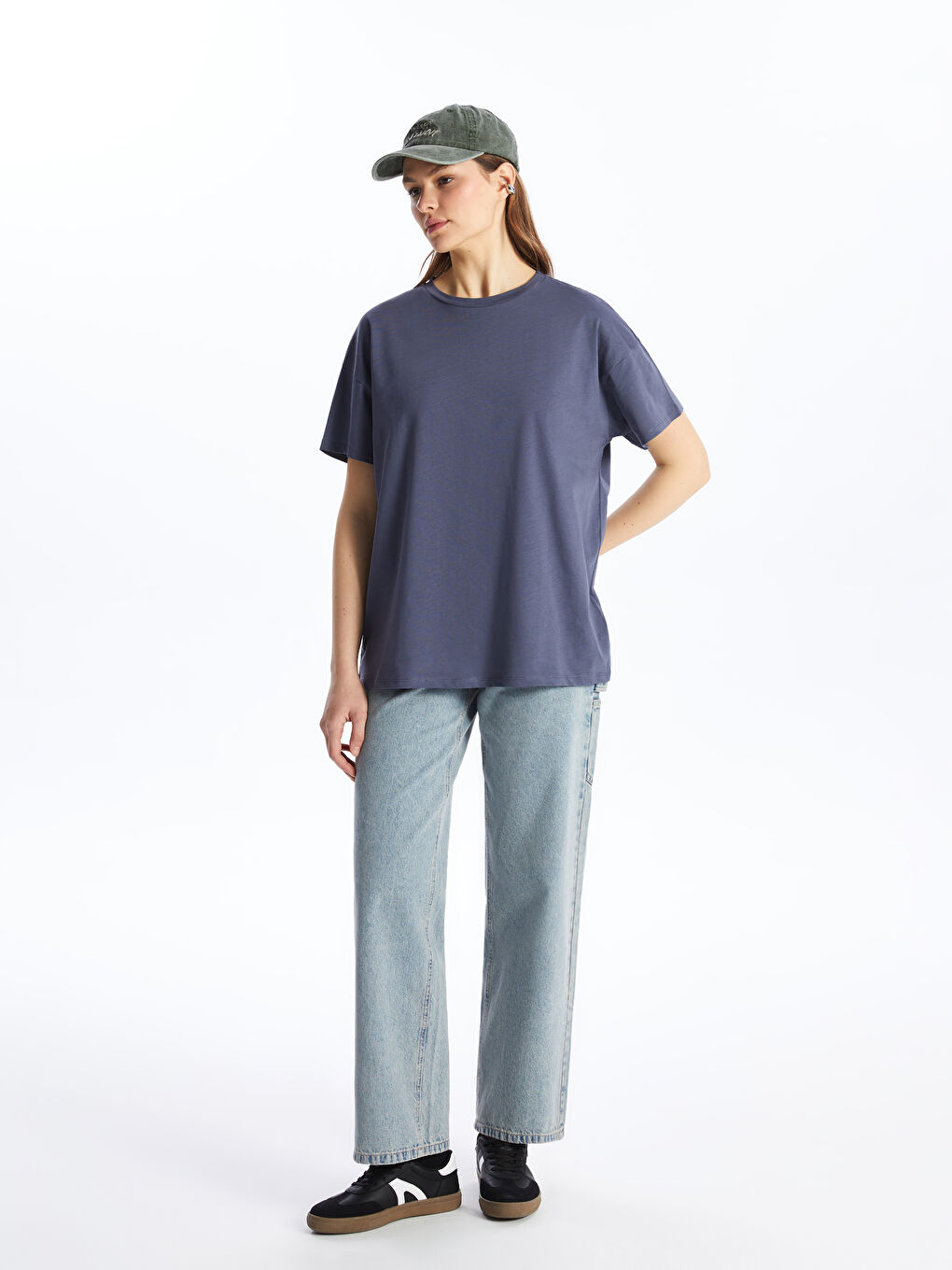 Gri Bisiklet Yaka Düz Kısa Kollu Oversize Kadın Tişört-2