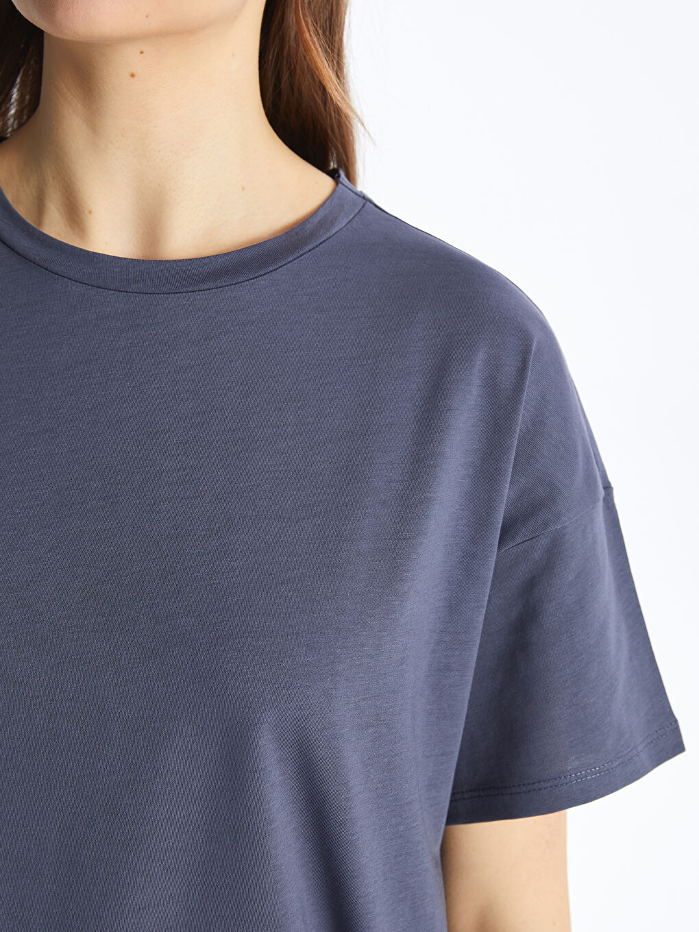 Gri Bisiklet Yaka Düz Kısa Kollu Oversize Kadın Tişört-3