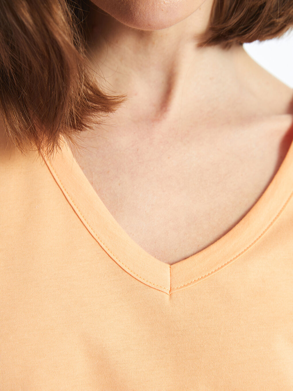 Turuncu V Yaka Düz Kısa Kollu Kadın Tişört-3