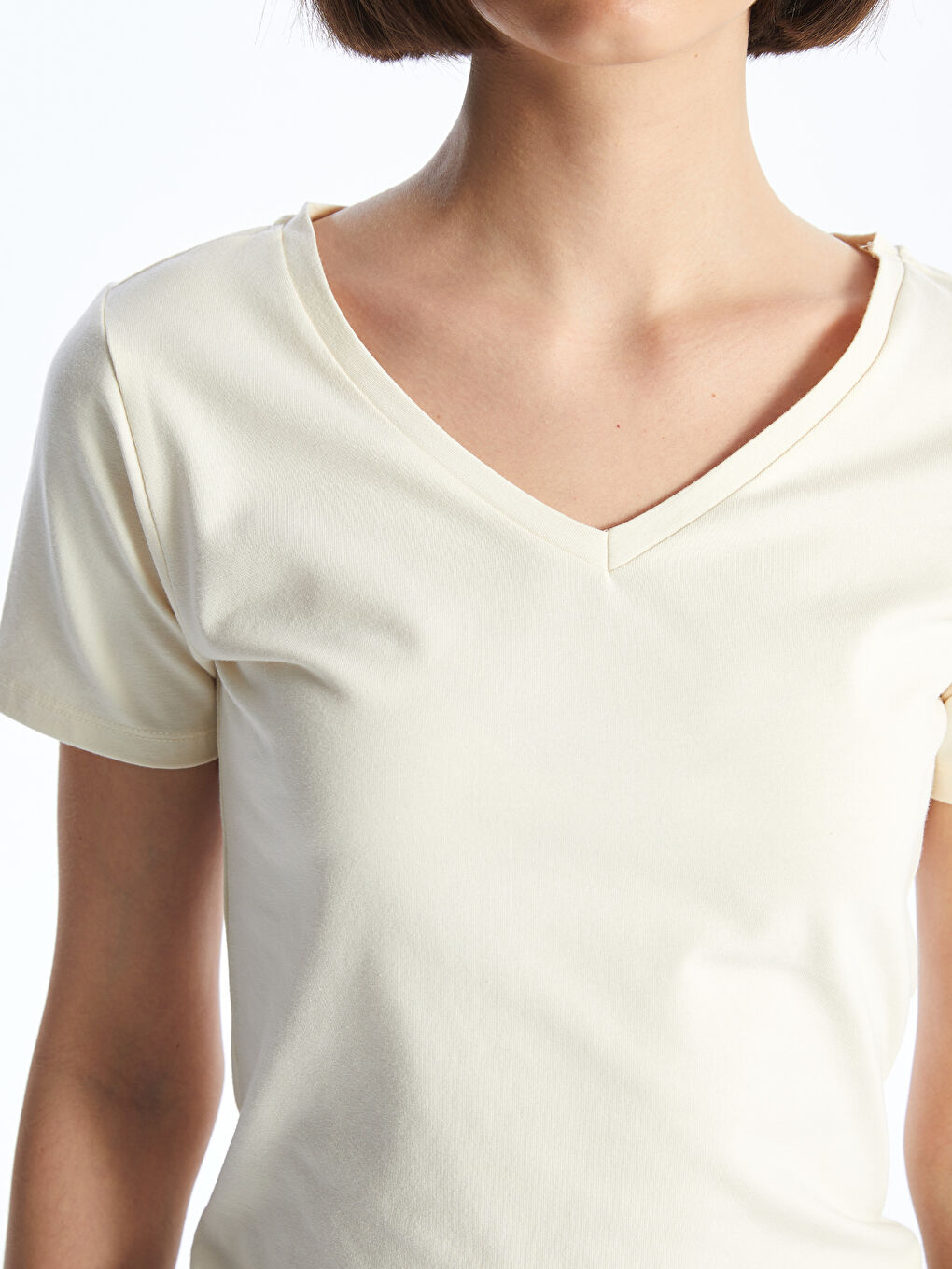Ekru V Yaka Düz Kısa Kollu Kadın Tişört-3