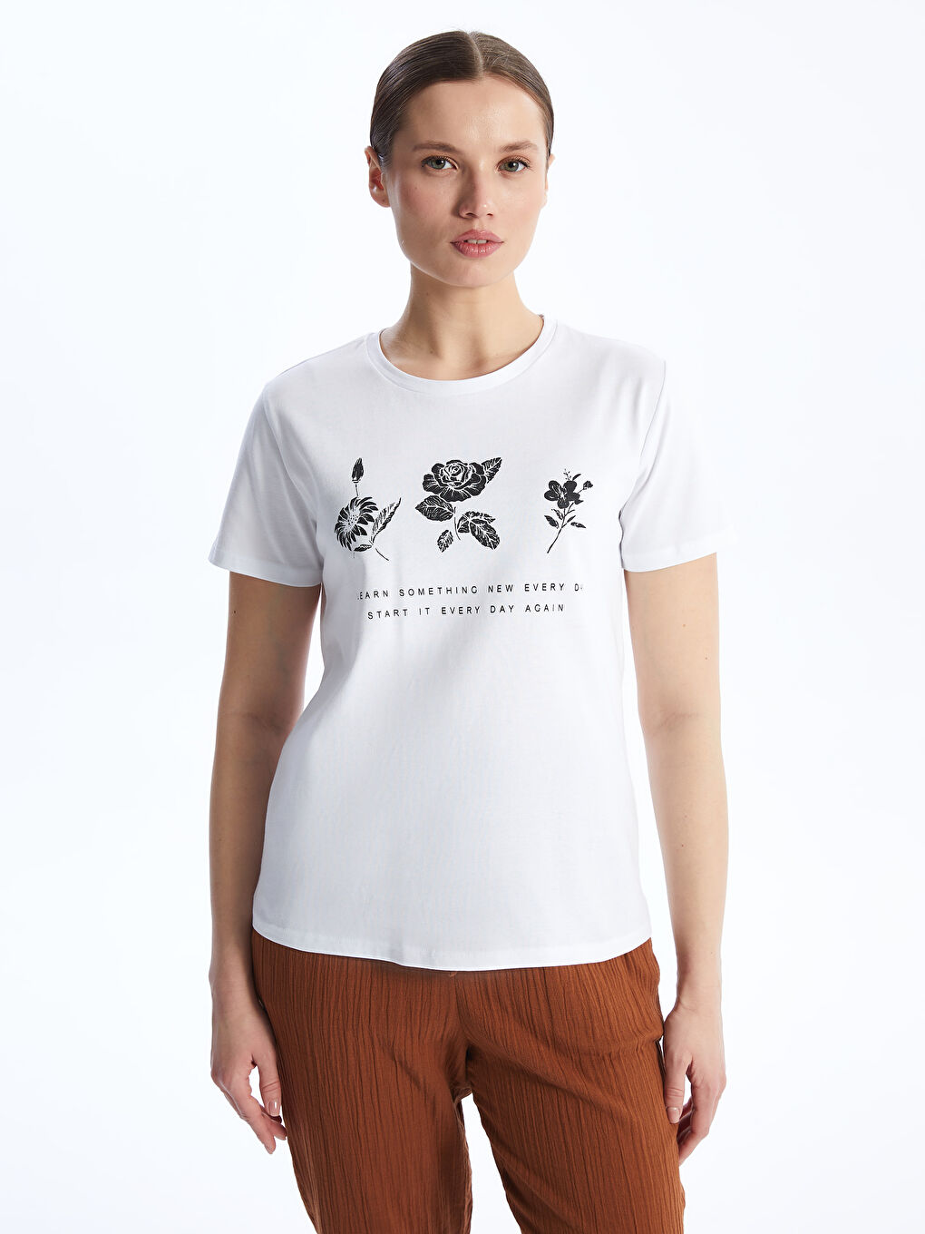 Beyaz Bisiklet Yaka Baskılı Kısa Kollu Kadın Tişört