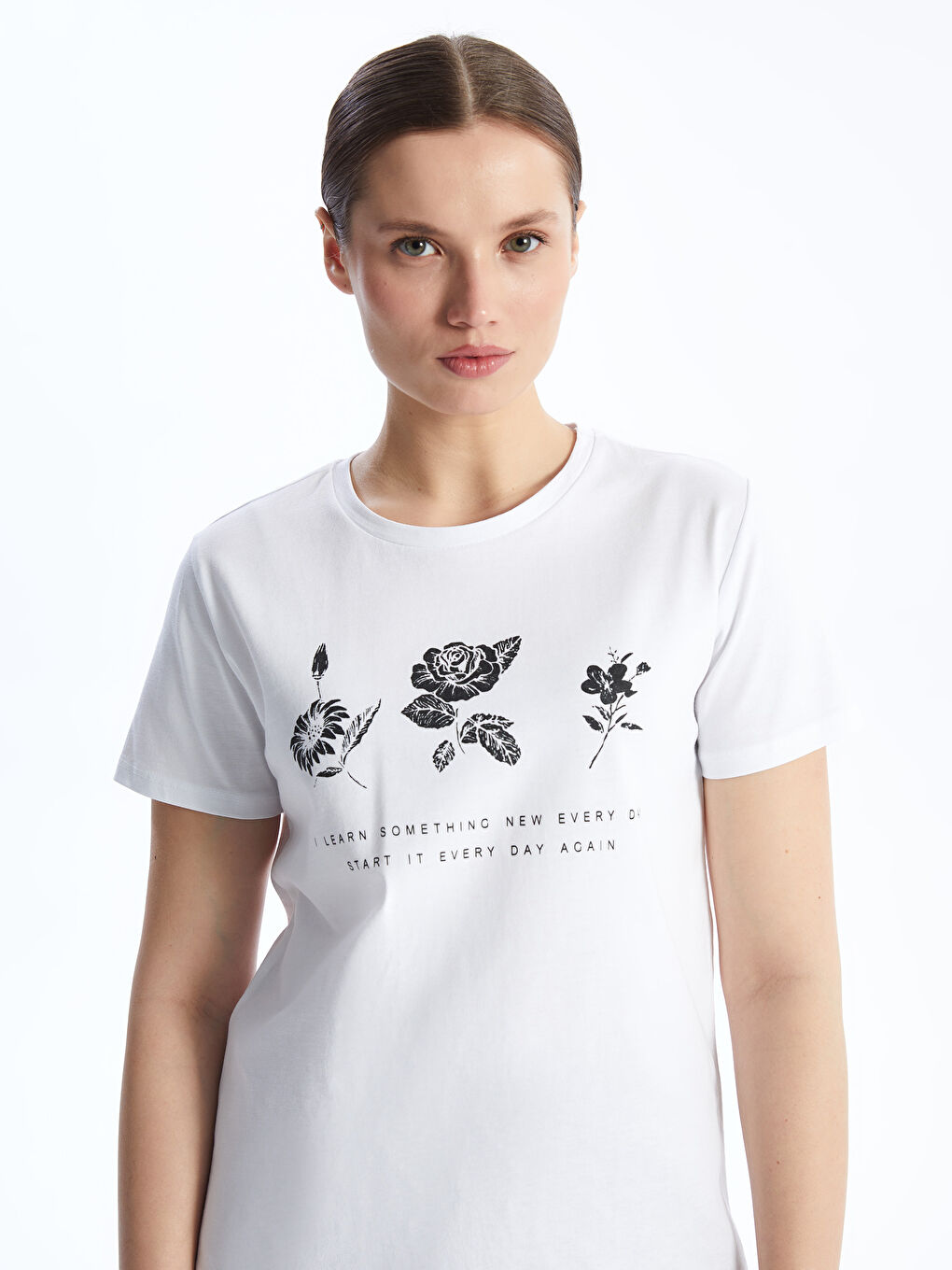 Beyaz Bisiklet Yaka Baskılı Kısa Kollu Kadın Tişört-1