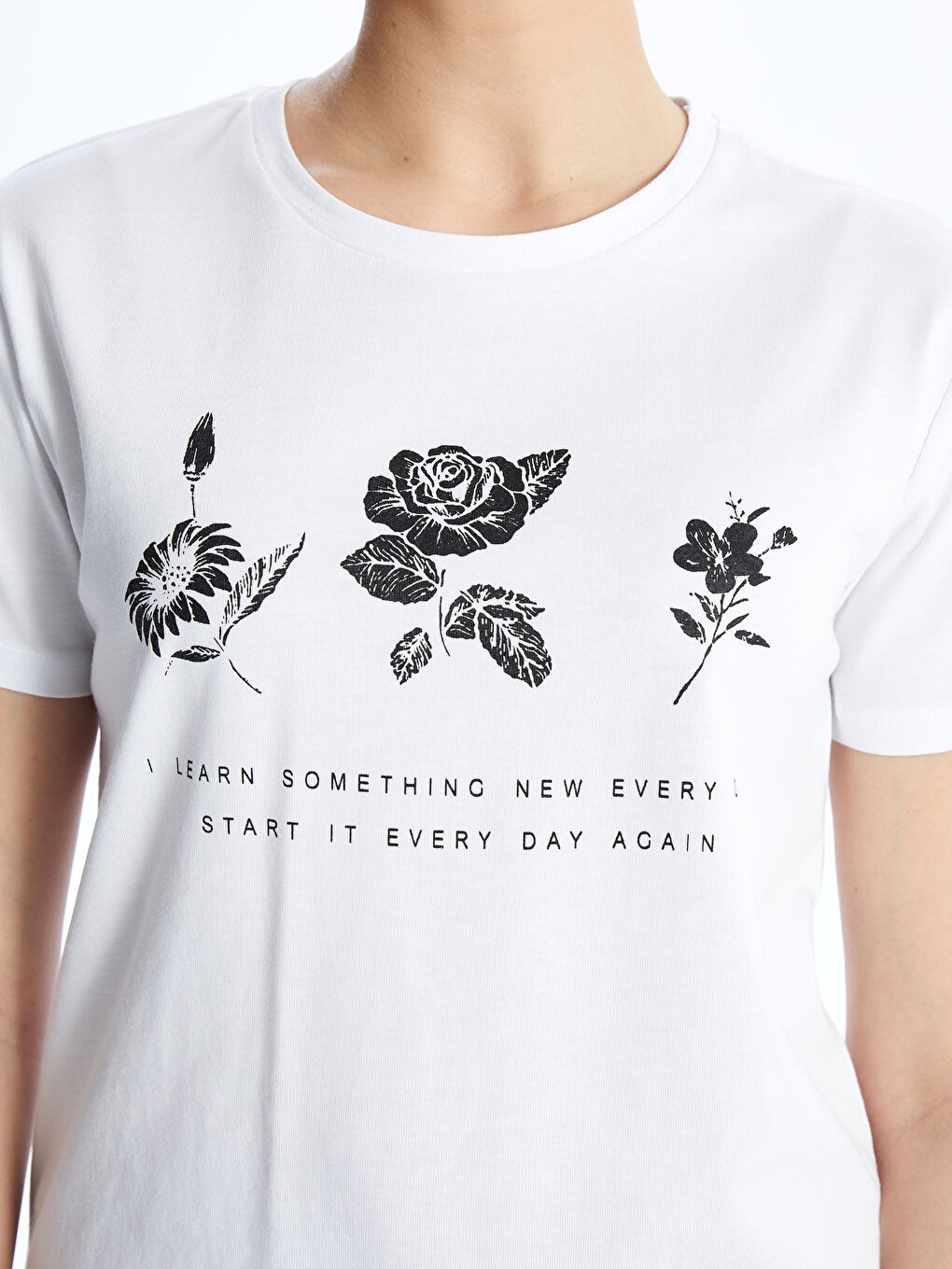 Beyaz Bisiklet Yaka Baskılı Kısa Kollu Kadın Tişört-3