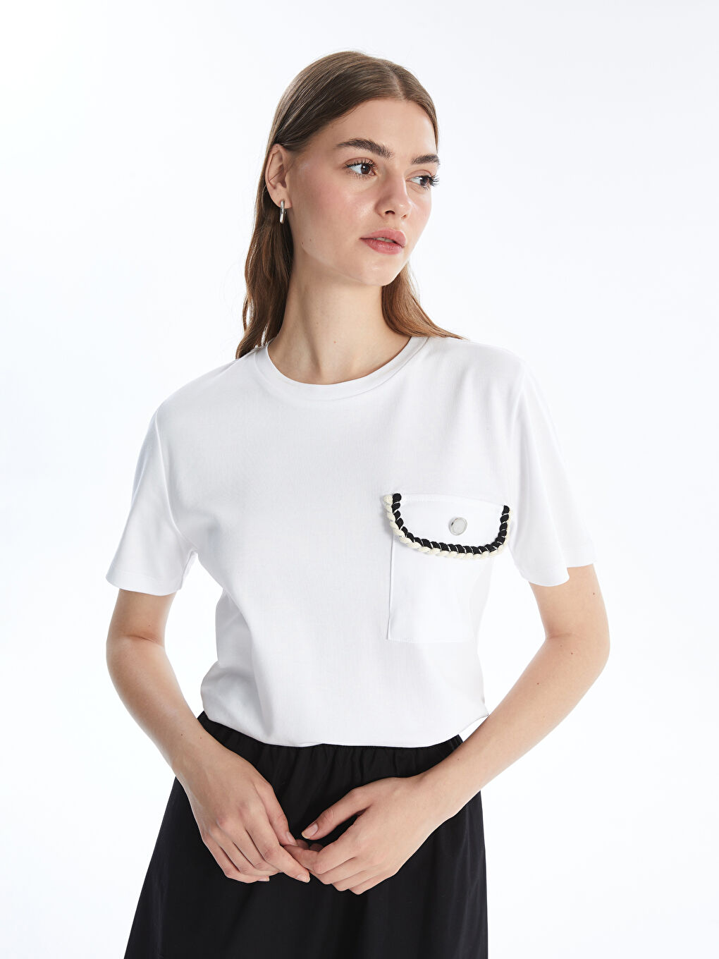 تي شيرت نساء كم قصير مطرّز كول مدور