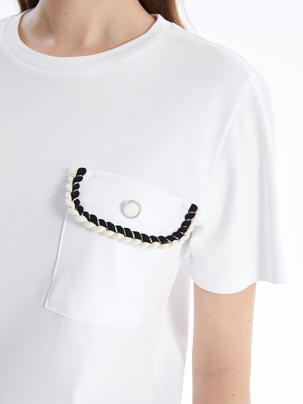 تي شيرت نساء كم قصير مطرّز كول مدور-2