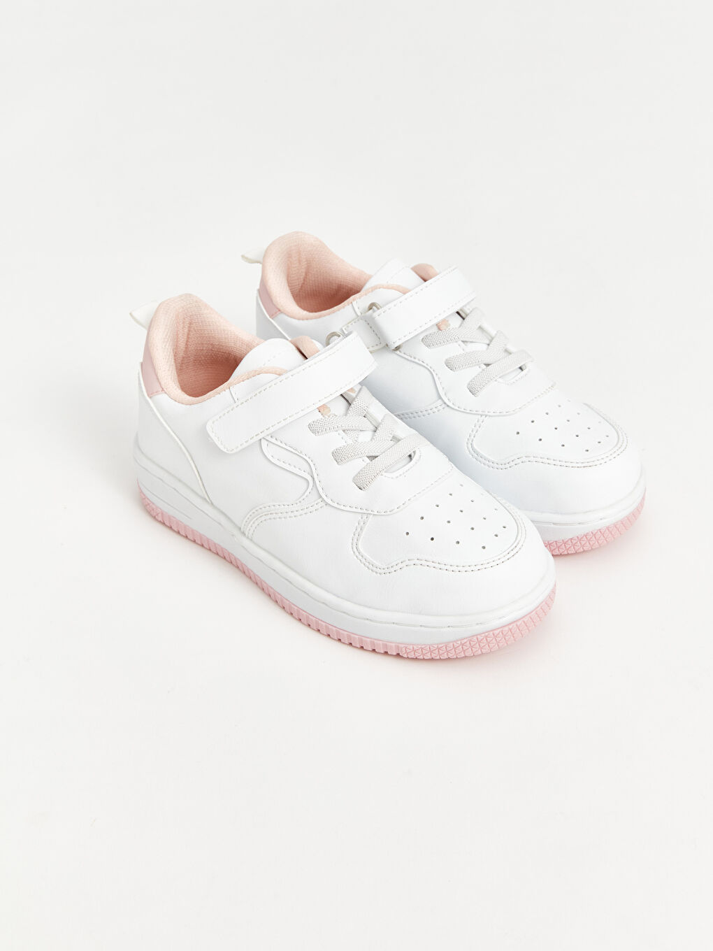 سنيكرز للبنات برباط حذاء وشريط لاصق