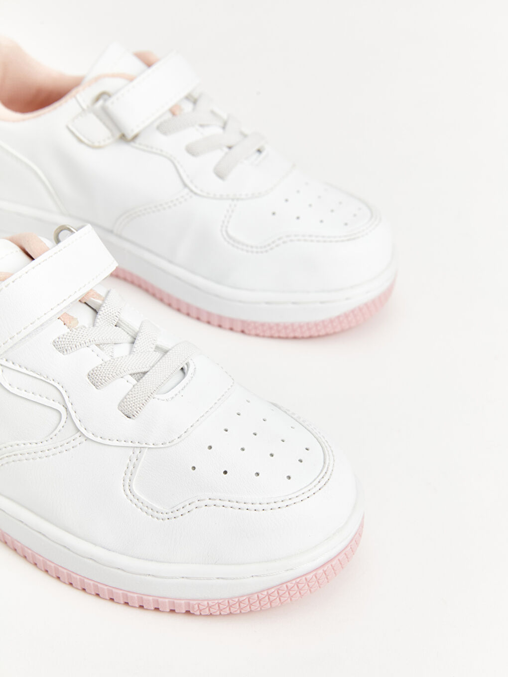 سنيكرز للبنات برباط حذاء وشريط لاصق-2