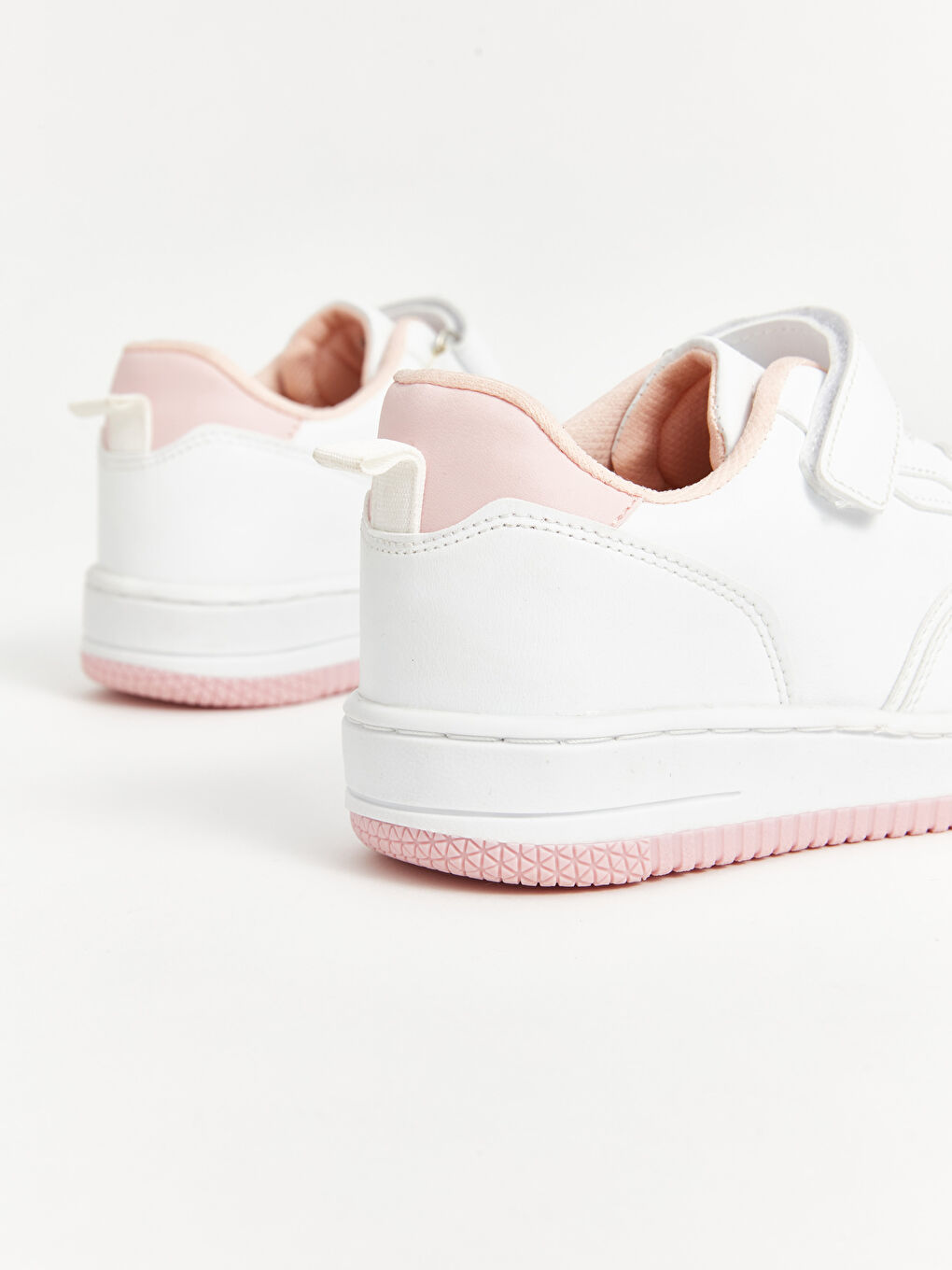 سنيكرز للبنات برباط حذاء وشريط لاصق-4