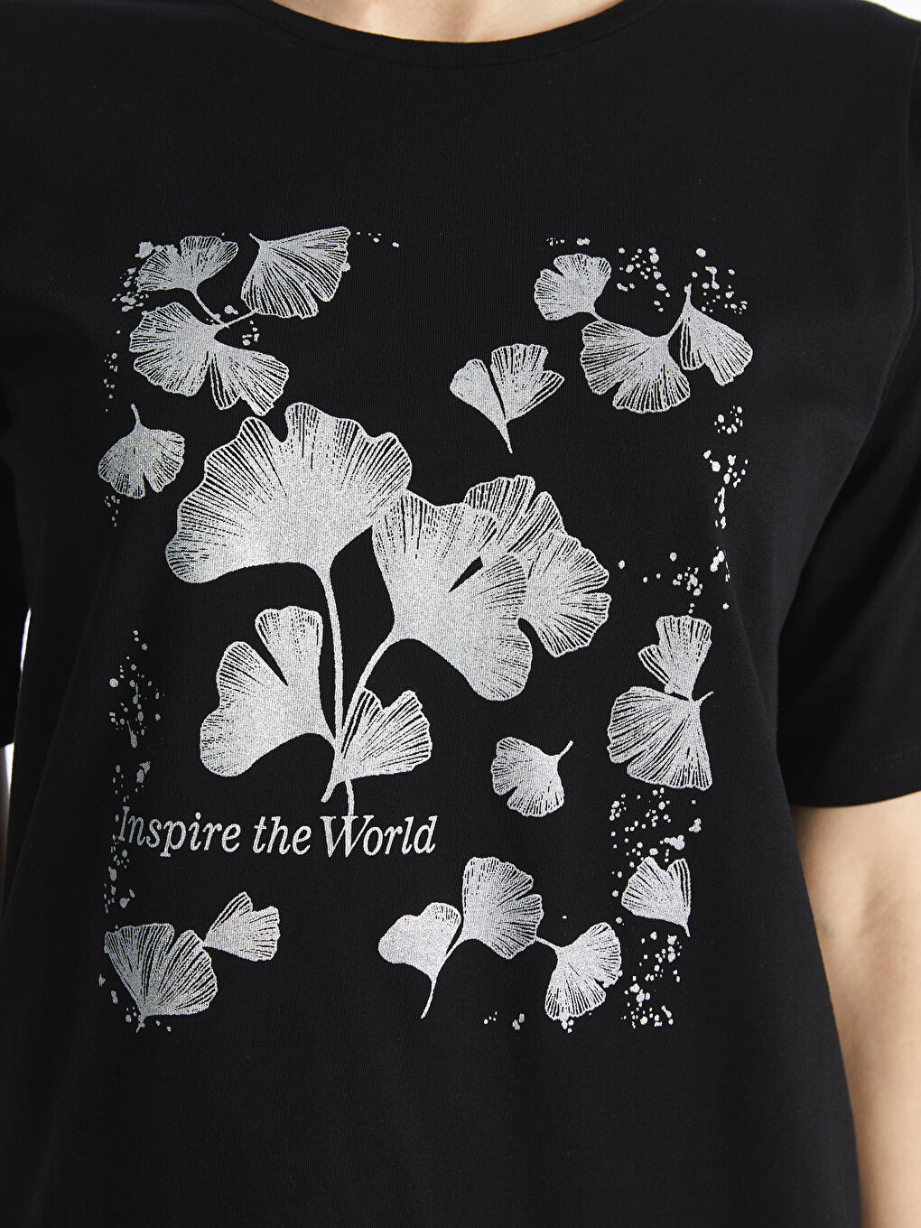 Siyah Bisiklet Yaka Baskılı Kısa Kollu Kadın Tişört-3