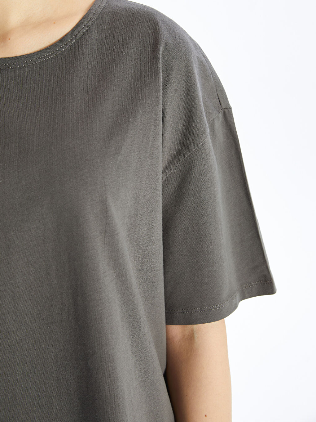 Gri Bisiklet Yaka Düz Kısa Kollu Oversize Kadın Tişört-3