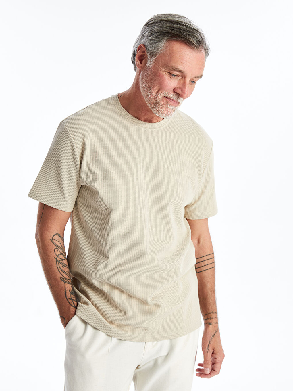 Bej Bisiklet Yaka Kısa Kollu Erkek Dokulu Tişört-1