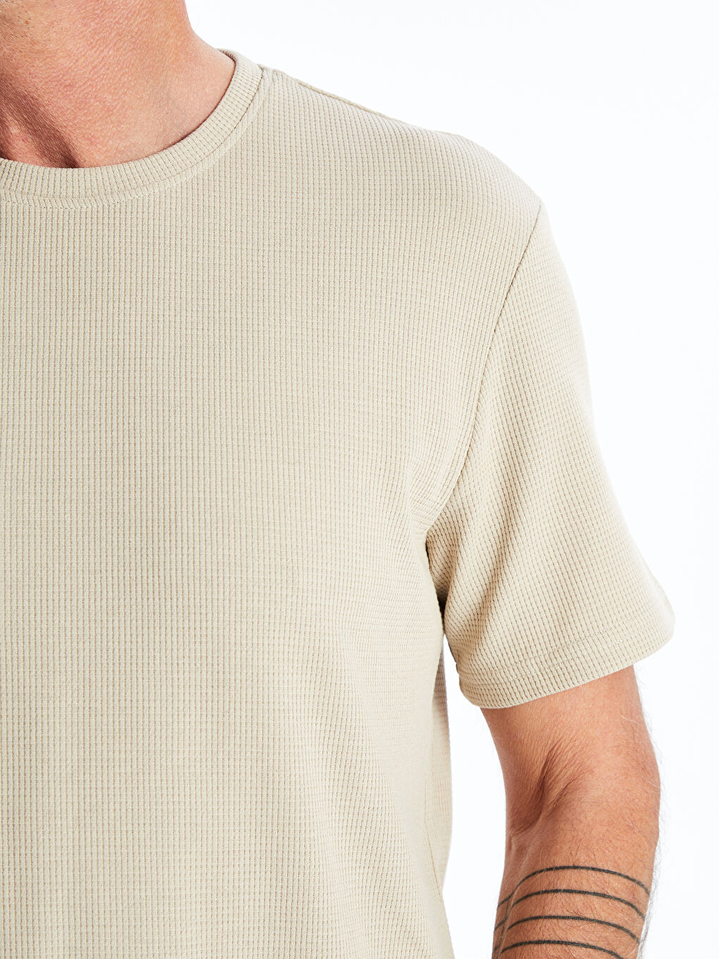 Bej Bisiklet Yaka Kısa Kollu Erkek Dokulu Tişört-3