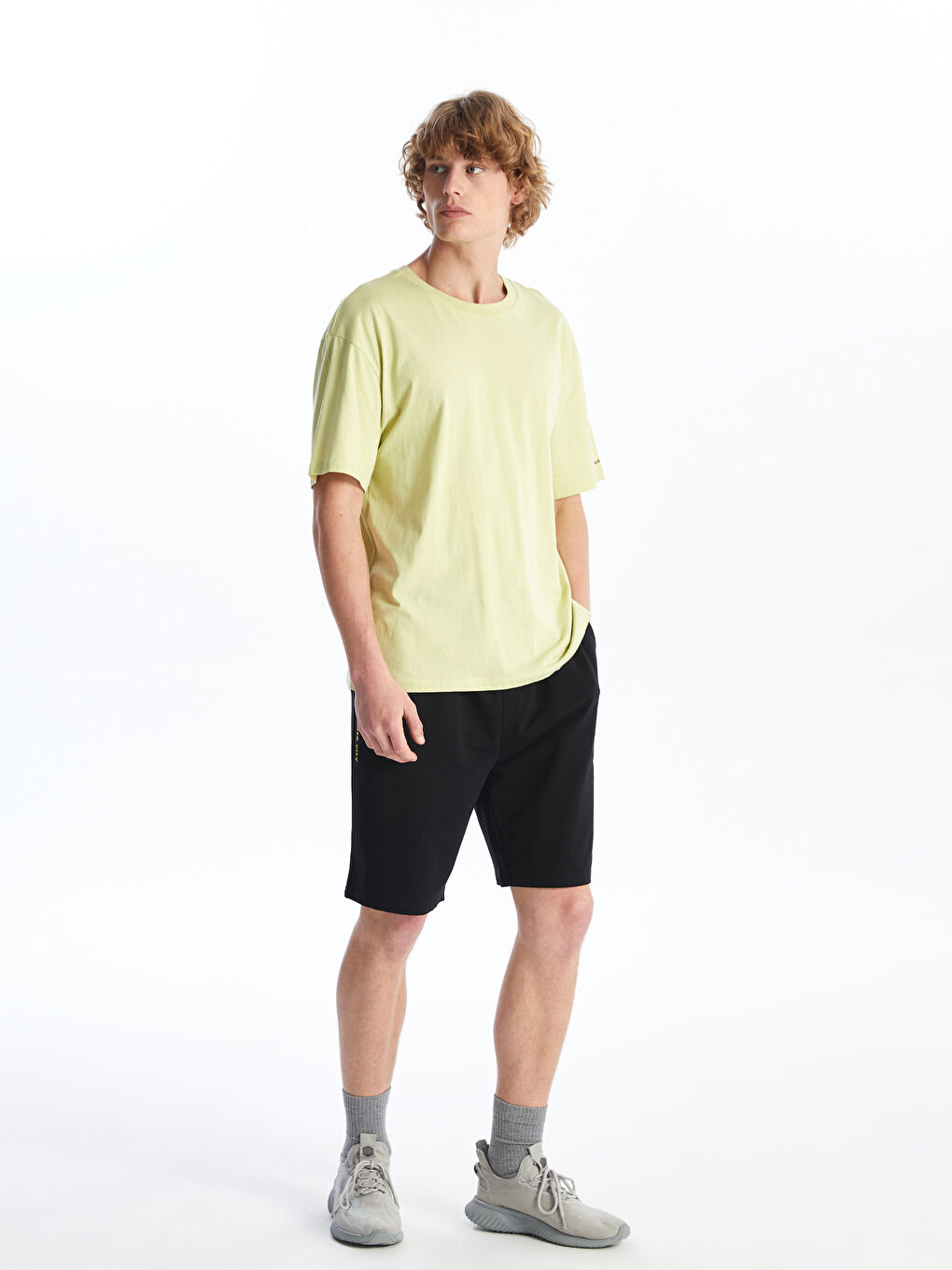 Siyah Standart Kalıp Erkek Şort-1