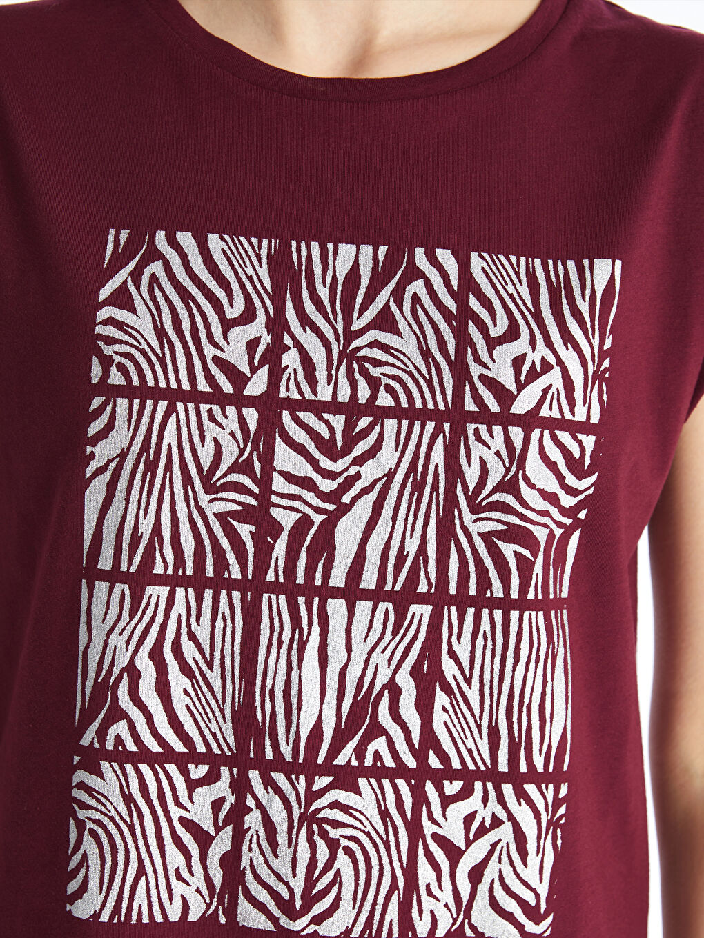 Bordo Bisiklet Yaka Baskılı Kısa Kollu Kadın Tişört-3