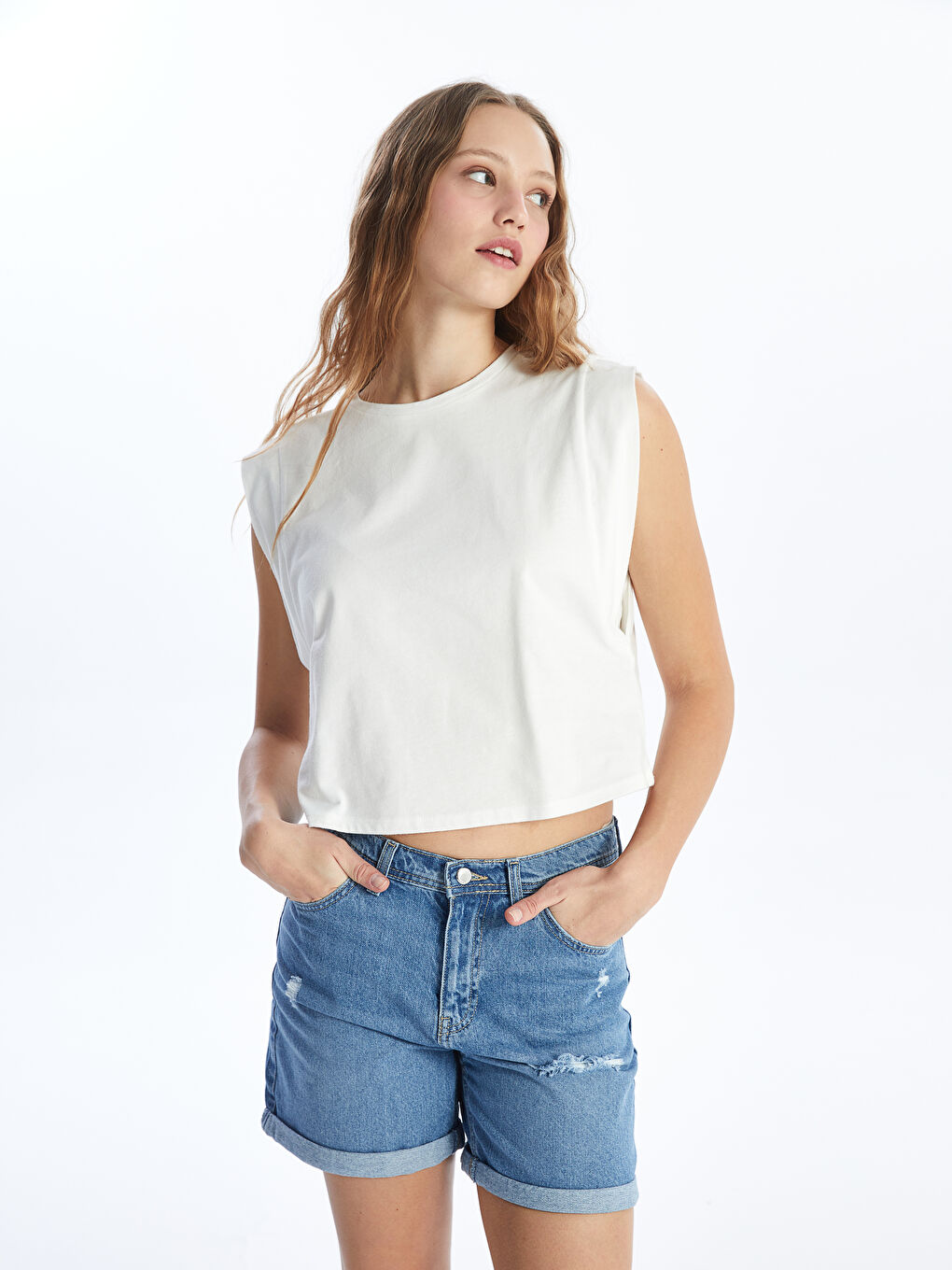 Beyaz Bisiklet Yaka Düz Kısa Kollu Kadın Tişört-1