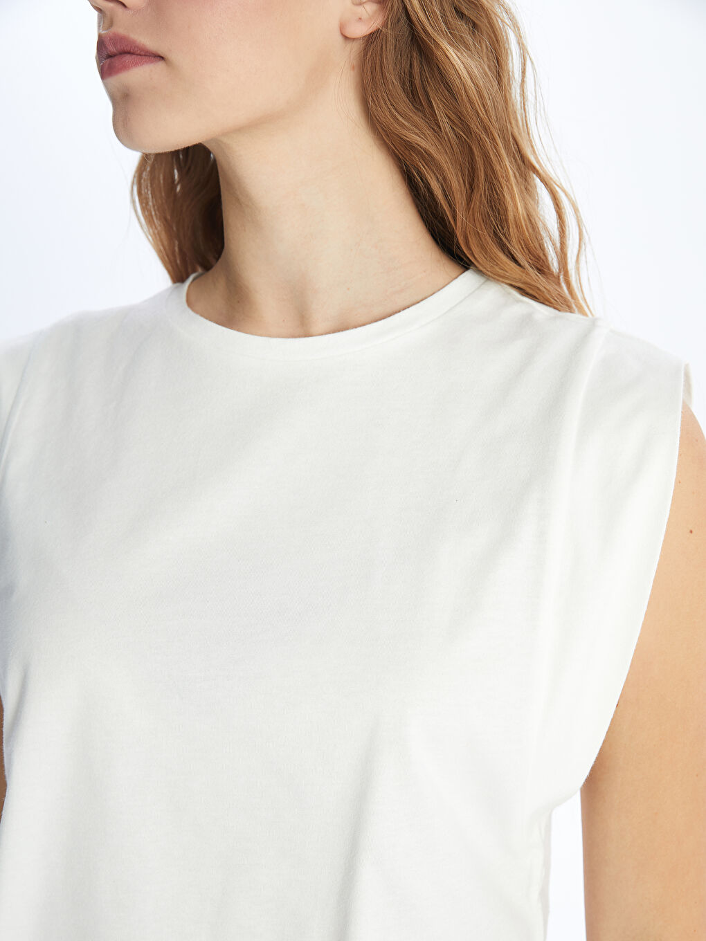 Beyaz Bisiklet Yaka Düz Kısa Kollu Kadın Tişört-3