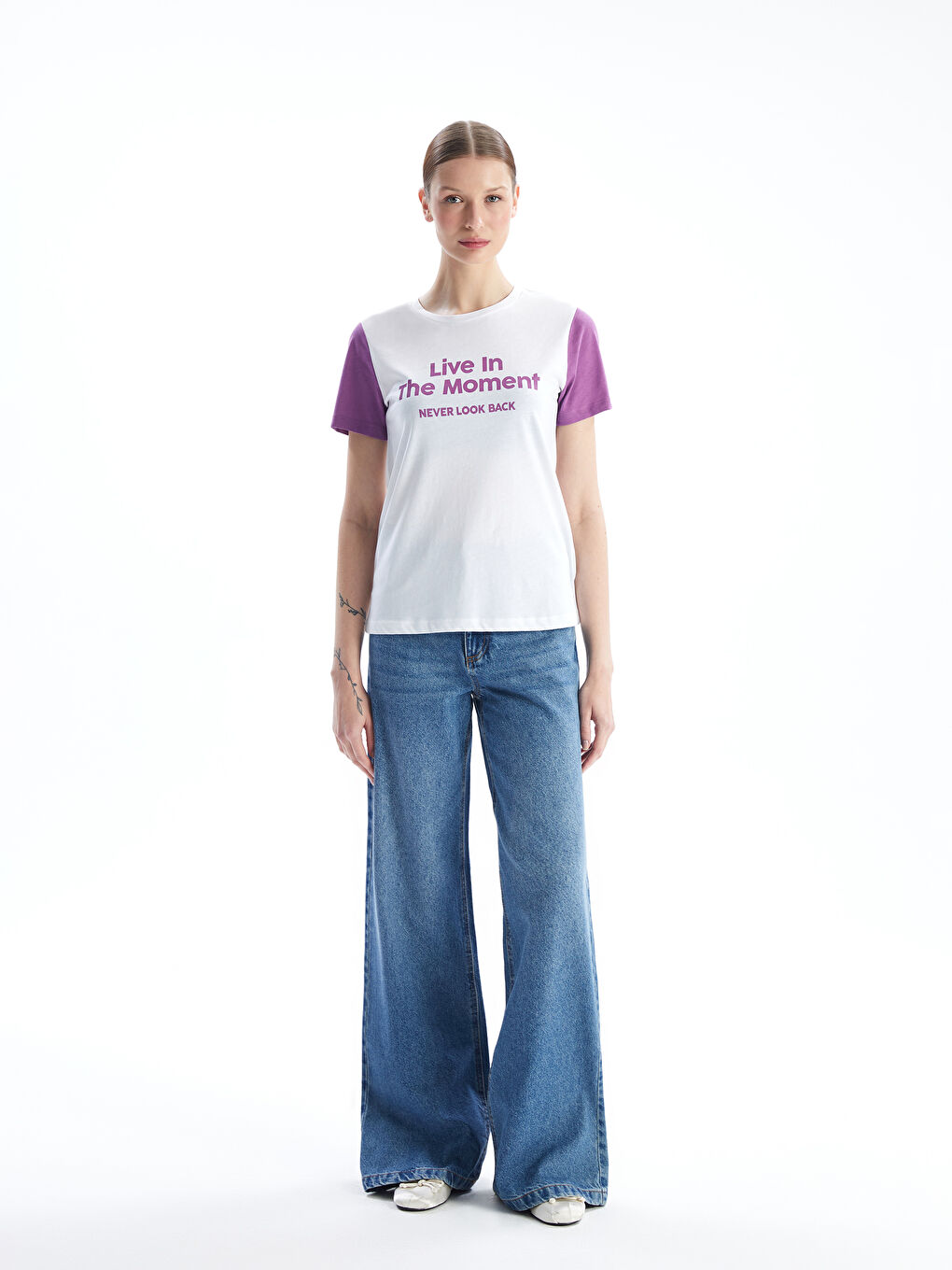 Beyaz Bisiklet Yaka Baskılı Kısa Kollu Kadın Tişört-2