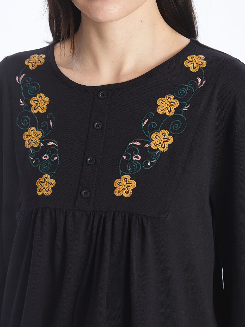 Siyah Bisiklet Yaka Nakışlı Uzun Kollu Kadın Bluz-3