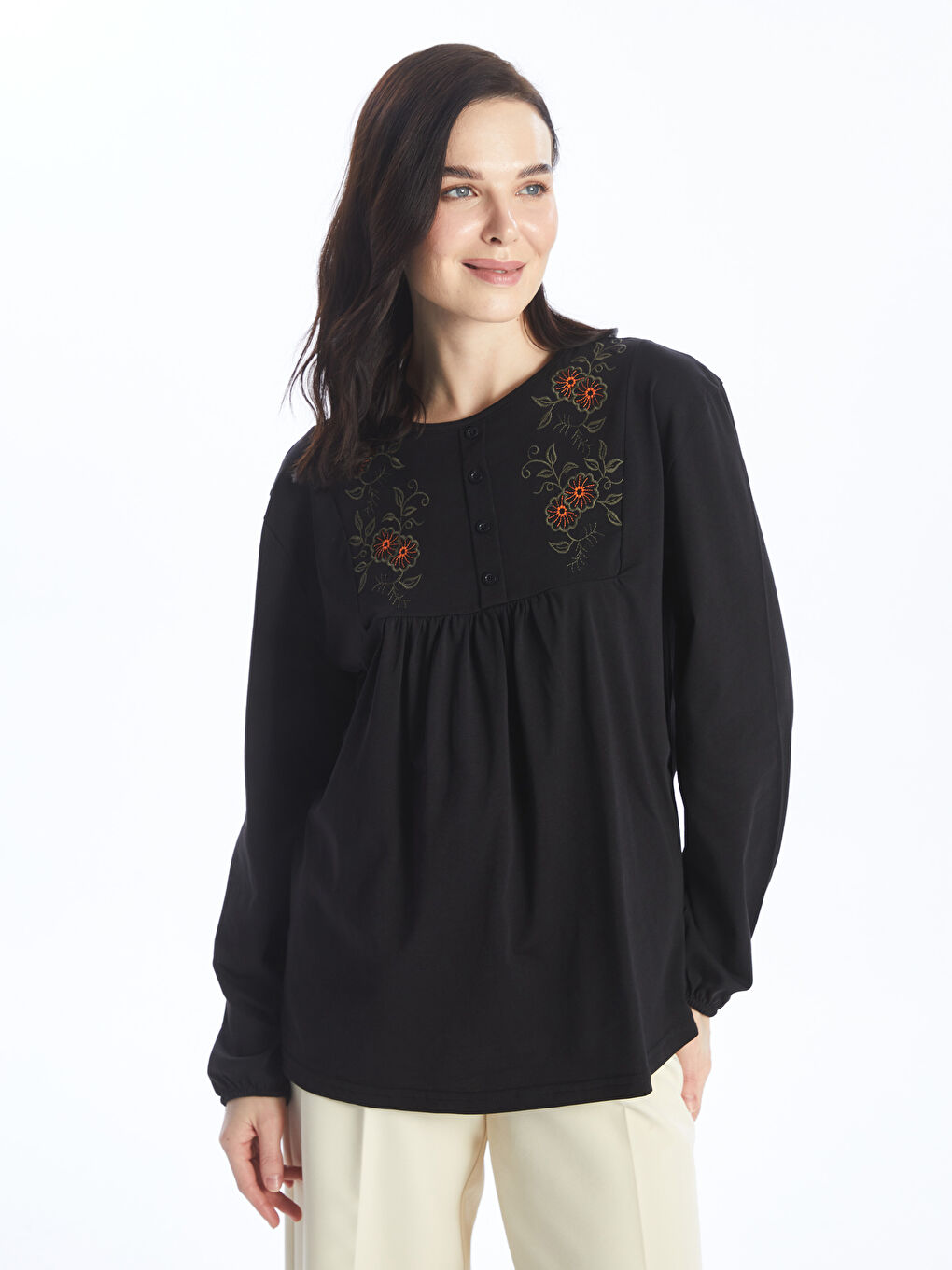 Siyah Bisiklet Yaka Nakışlı Uzun Kollu Kadın Bluz