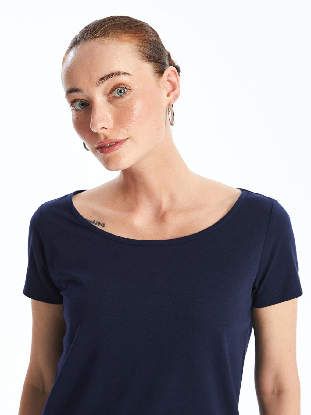 მრგვალი საყელო უბრალო მოკლე სახელო ქალებისთვის მაისური