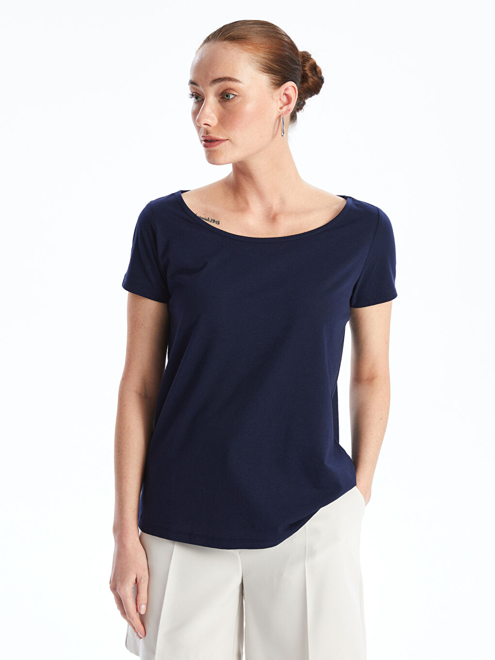 მრგვალი საყელო უბრალო მოკლე სახელო ქალებისთვის მაისური-1