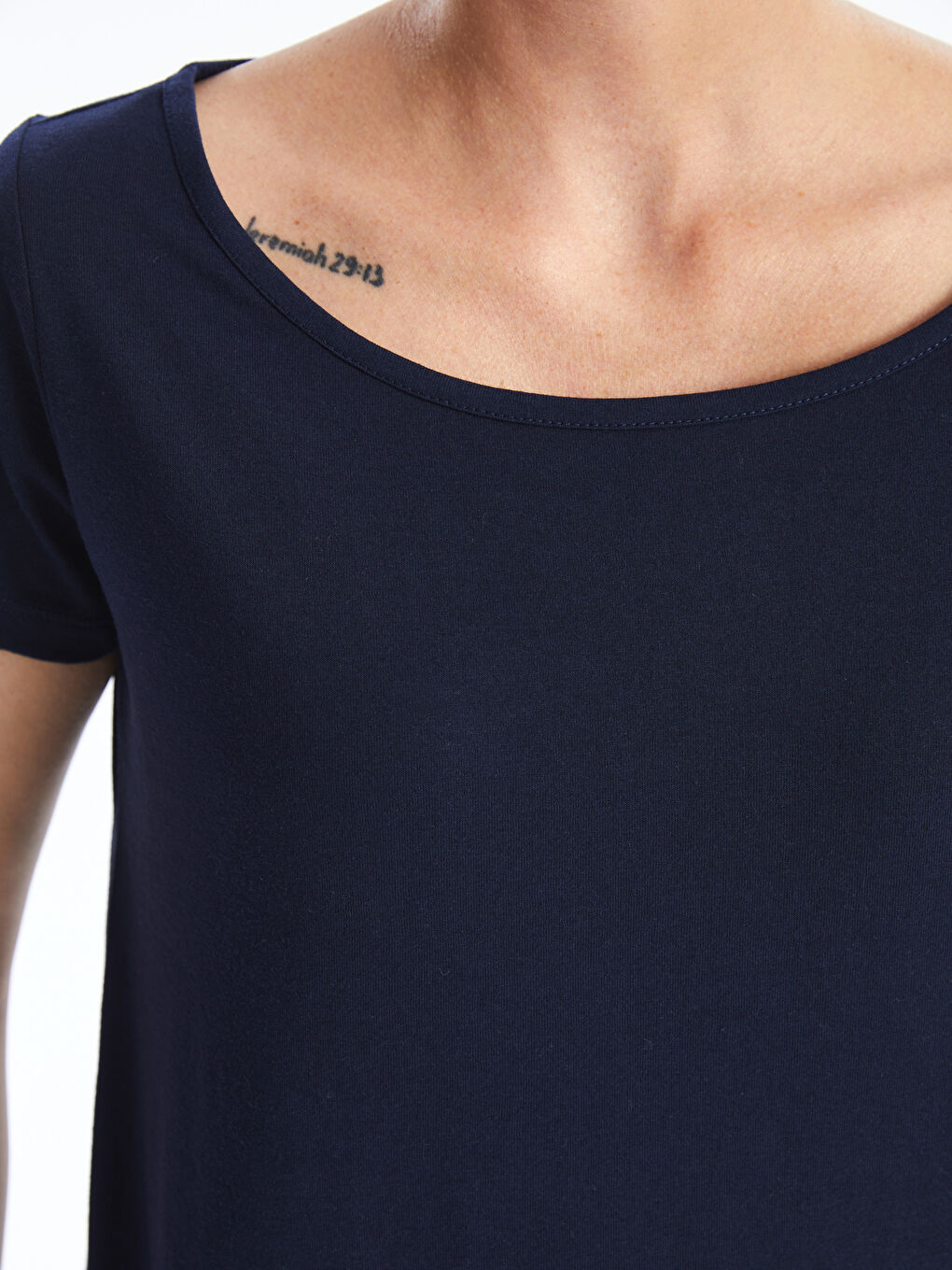 მრგვალი საყელო უბრალო მოკლე სახელო ქალებისთვის მაისური-3