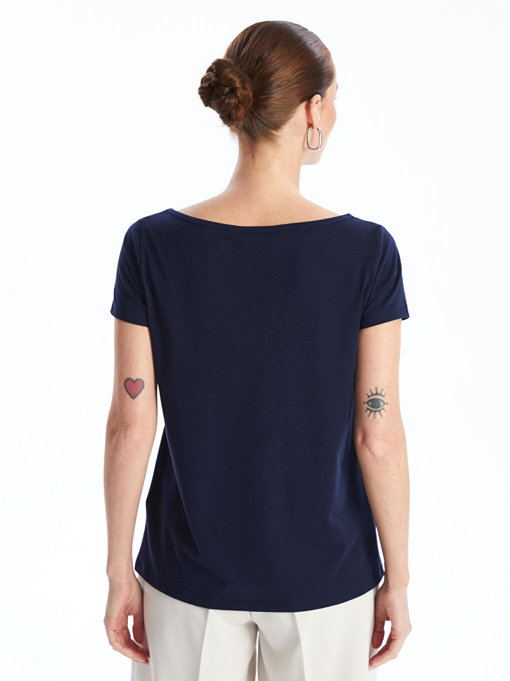 მრგვალი საყელო უბრალო მოკლე სახელო ქალებისთვის მაისური-4