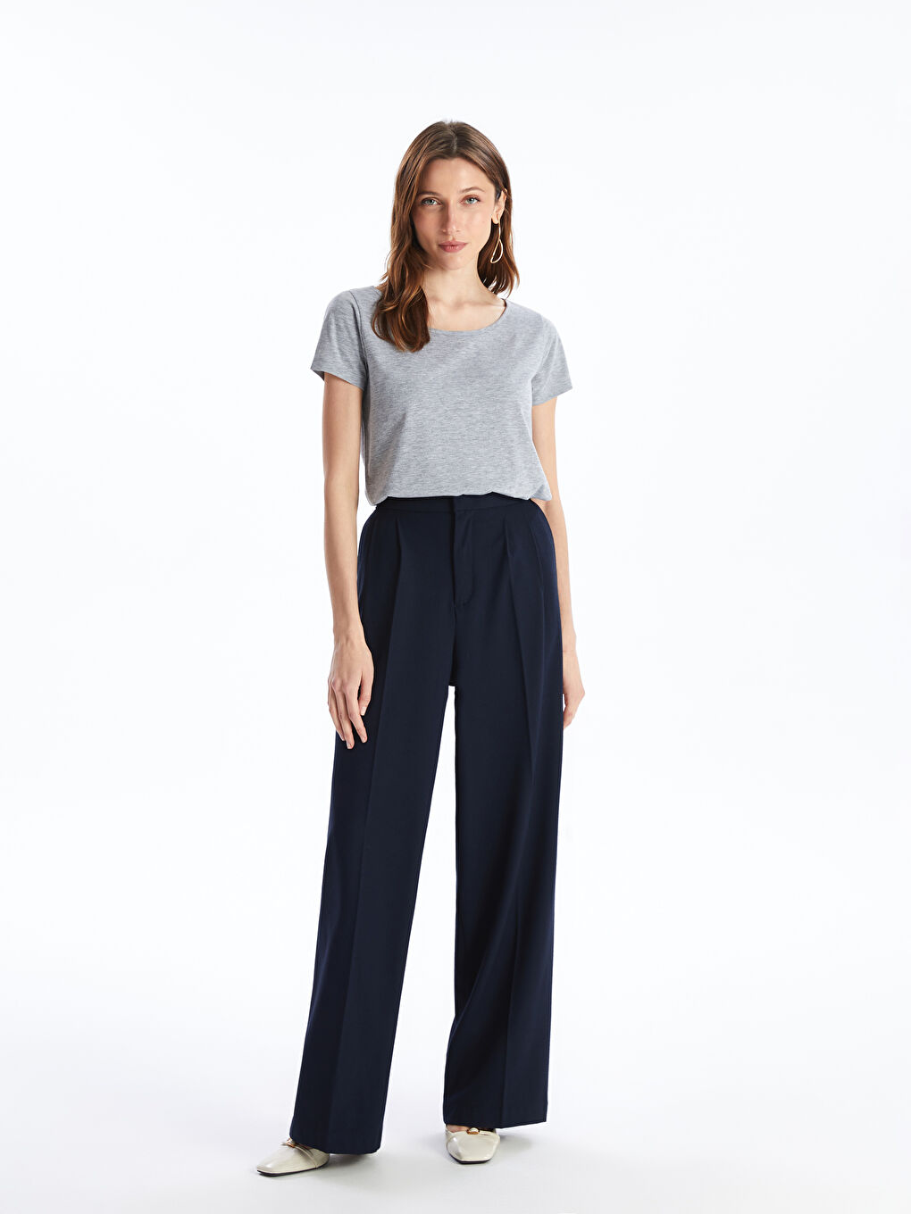 Gri Bisiklet Yaka Düz Kısa Kollu Kadın Tişört-2