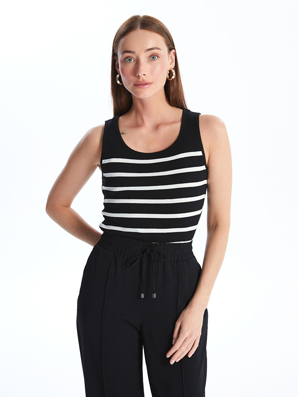 Siyah U Yaka Çizgili Kadın Atlet