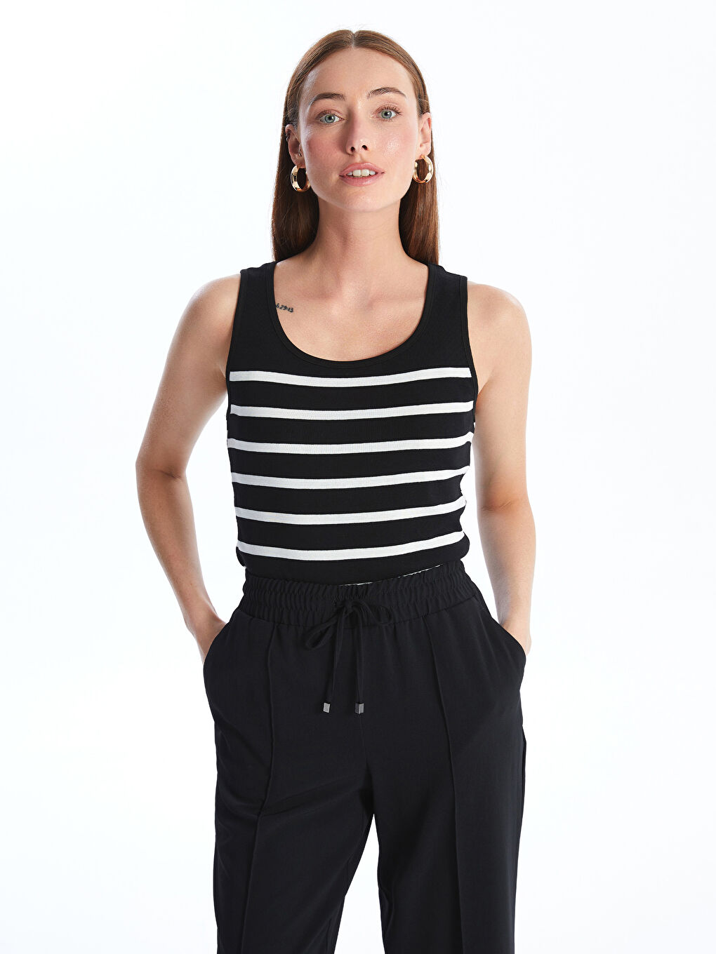 Siyah U Yaka Çizgili Kadın Atlet-1