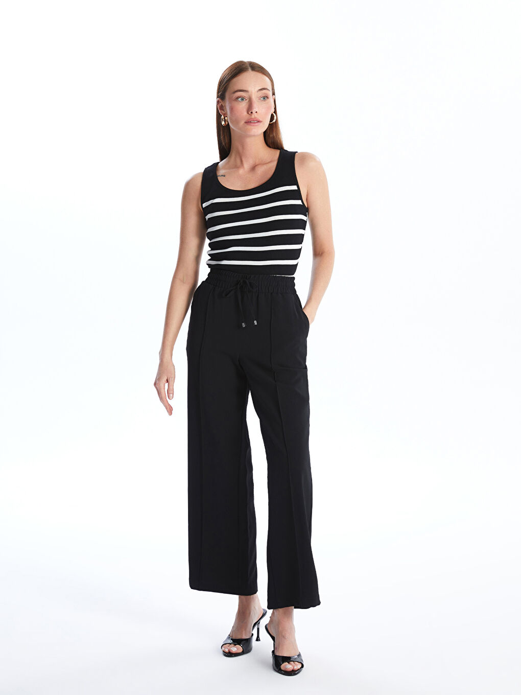 Siyah U Yaka Çizgili Kadın Atlet-2