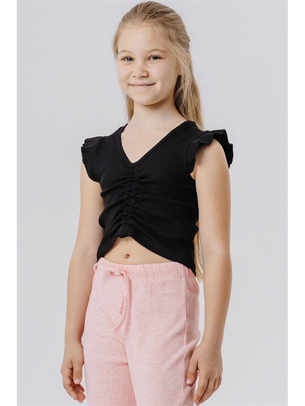 Siyah V Yaka Kısa Kollu Kız Çocuk Tişört