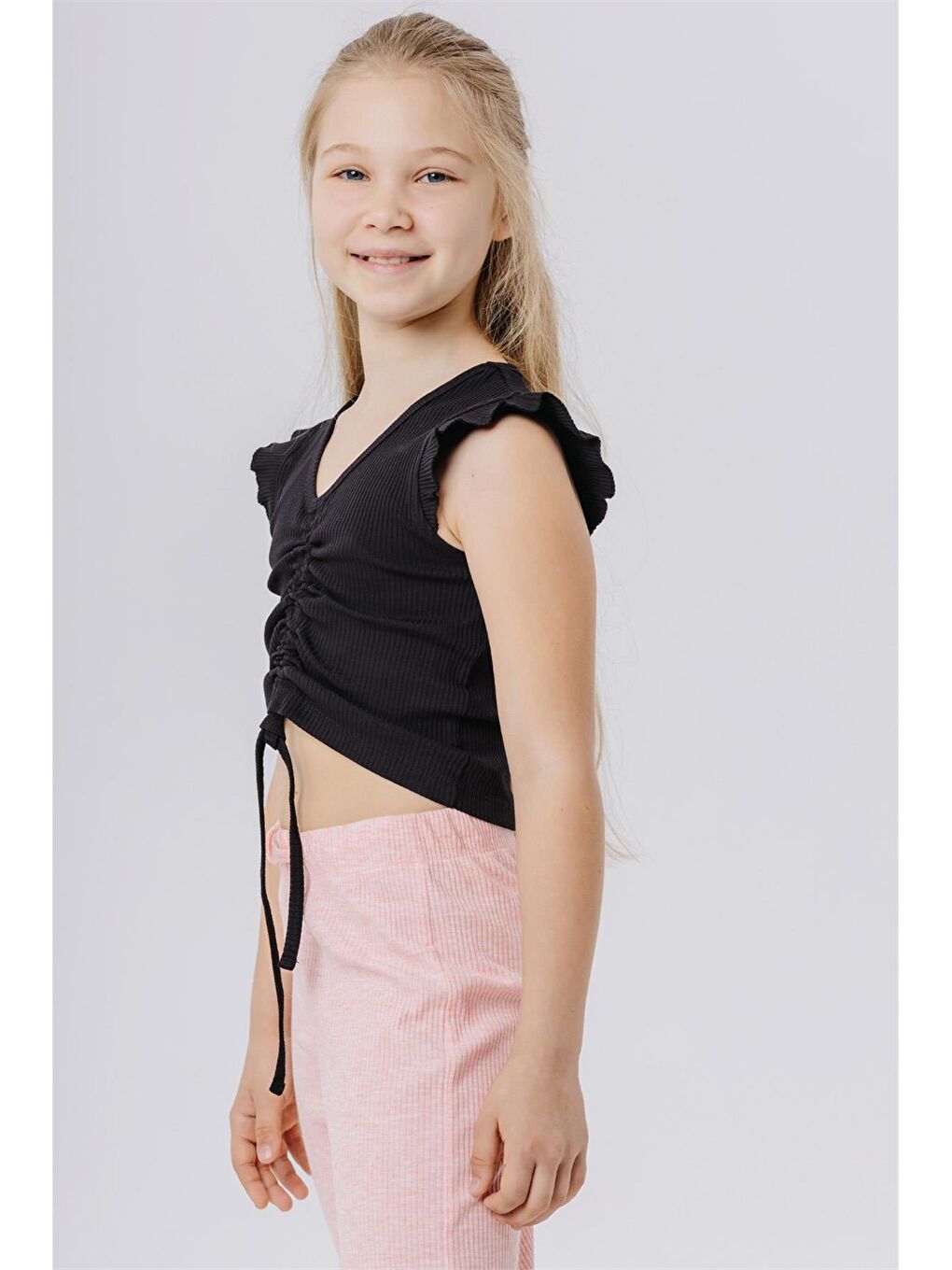 Siyah V Yaka Kısa Kollu Kız Çocuk Tişört-1