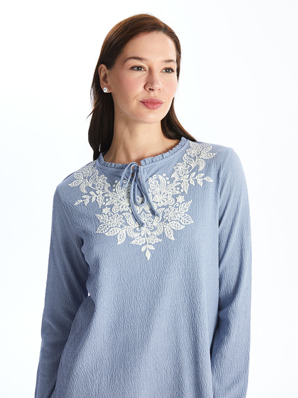 Mavi Bağlamalı Yaka Nakışlı Uzun Kollu Kadın Bluz