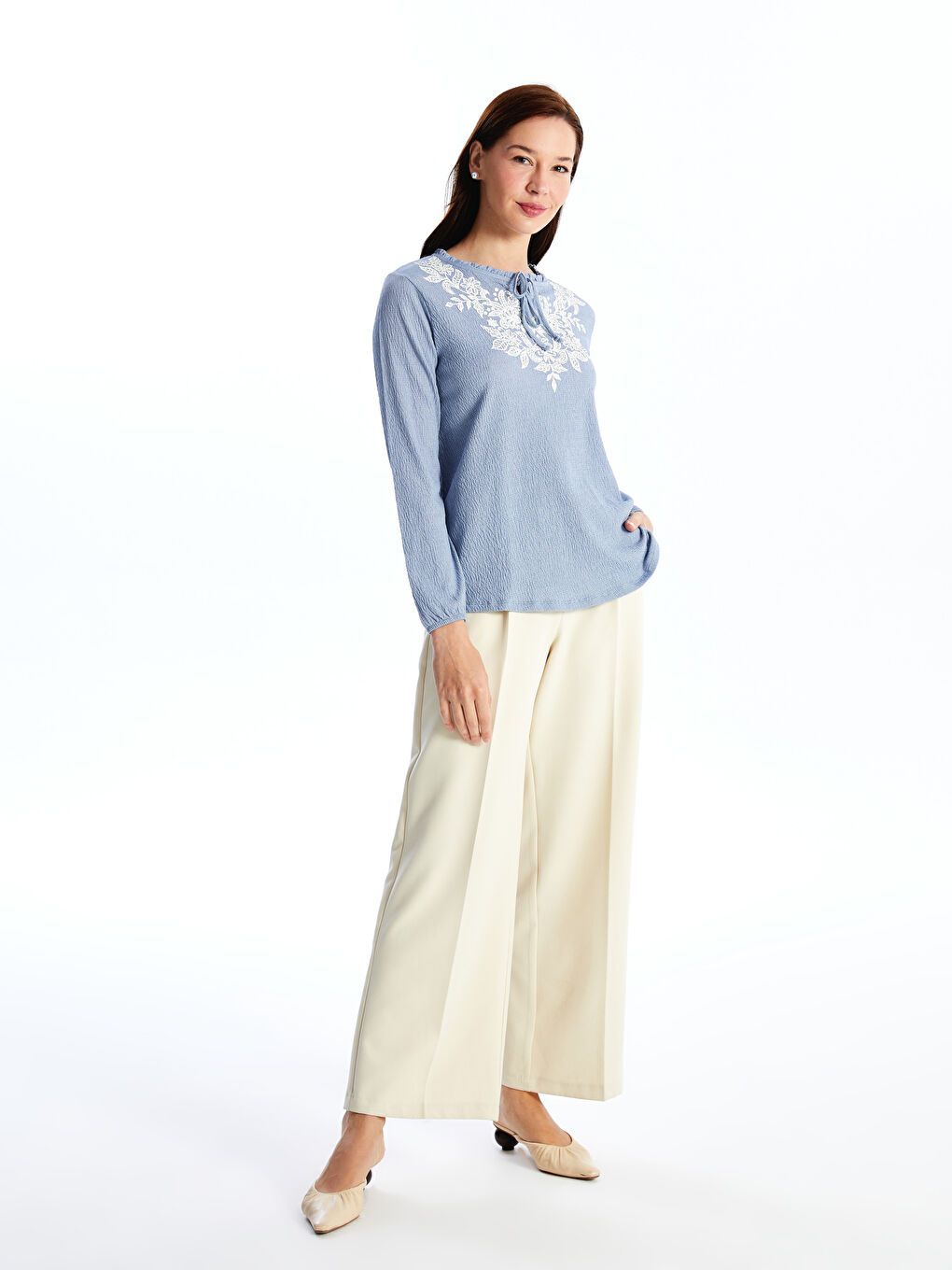 Mavi Bağlamalı Yaka Nakışlı Uzun Kollu Kadın Bluz-2