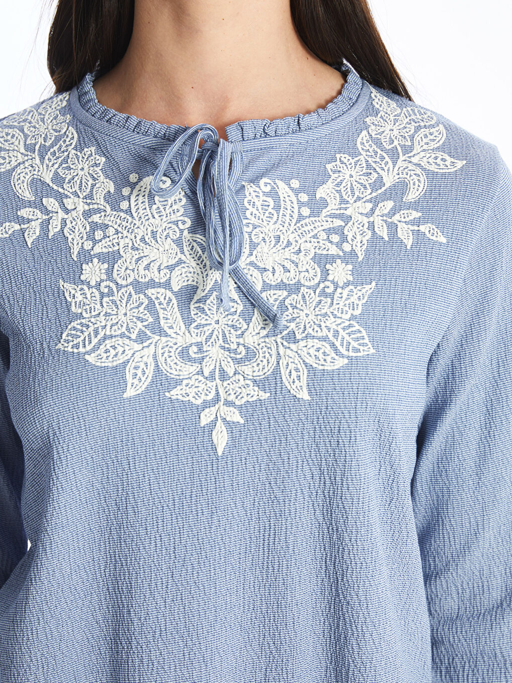 Mavi Bağlamalı Yaka Nakışlı Uzun Kollu Kadın Bluz-3