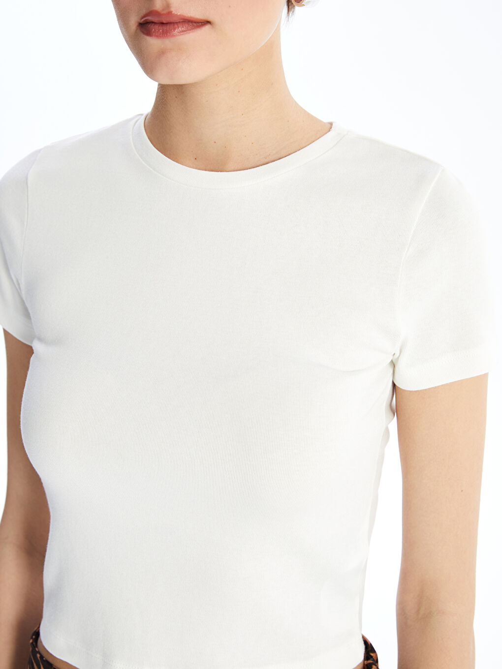 Ekru Bisiklet Yaka Düz Kısa Kollu Kadın Tişört-3
