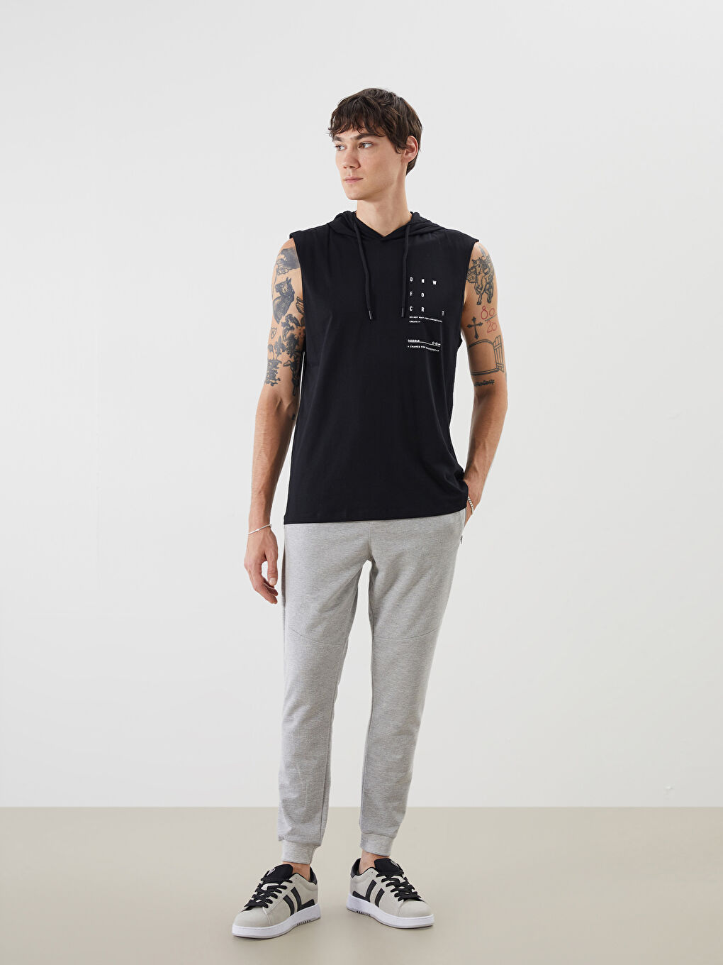 Siyah Kapüşonlu Baskılı Penye Erkek Kolsuz Tişört-1