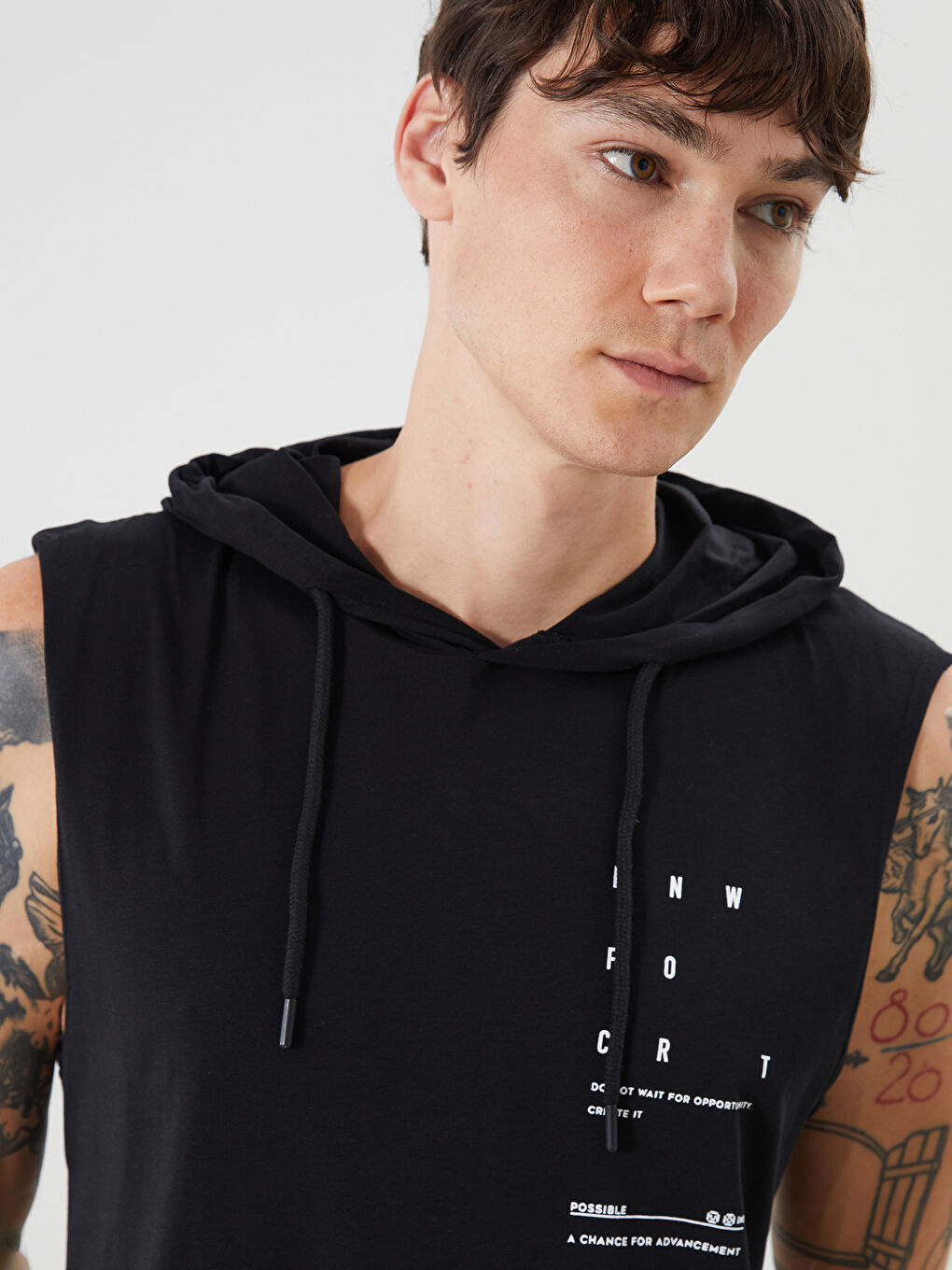 Siyah Kapüşonlu Baskılı Penye Erkek Kolsuz Tişört-2