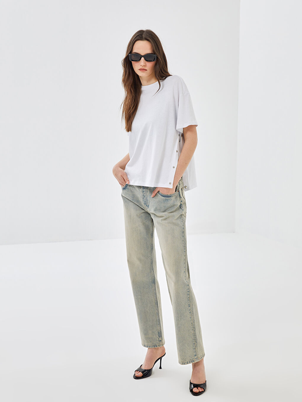 Beyaz Bisiklet Yaka Düz Kısa Kollu Kadın Tişört-2